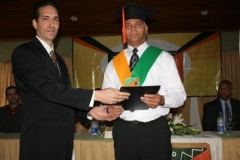 El Dr. Fauzi Bachá Arbaje entregando el certificado de Sonografista General