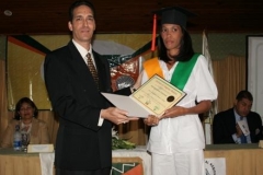 El Dr. Fauzi Bachá Arbaje entregando el certificado de Sonografista General